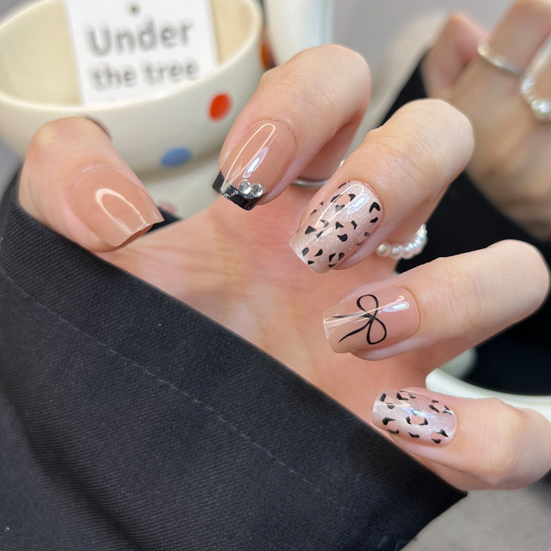 Glamorous Press-On Nail Set with Decorative Gemstone Accents Bowlift