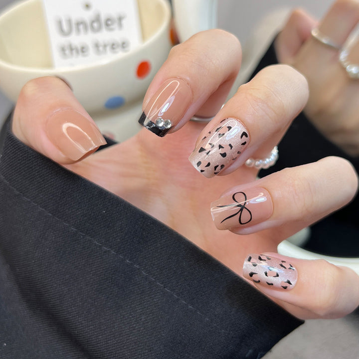 Glamorous Press-On Nail Set with Decorative Gemstone Accents Bowlift