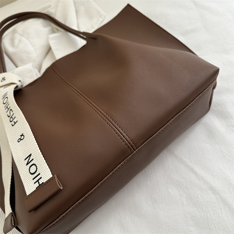 Fashionable Structured Tote Bag with Trendy Strap