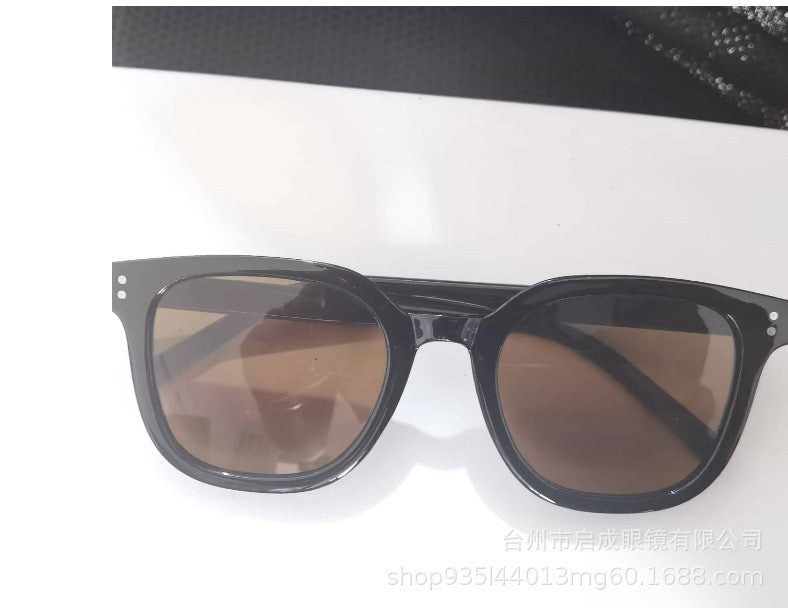Women striking retro sunglasses with yellow-tinted lenses Bowlift