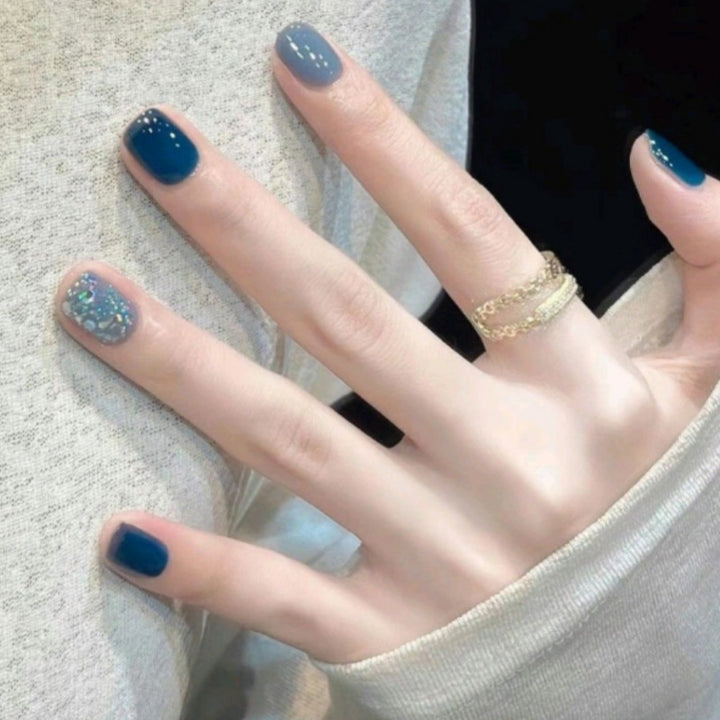Artistic Press-On Nail Set with Sparkling Glitter Effect Bowlift