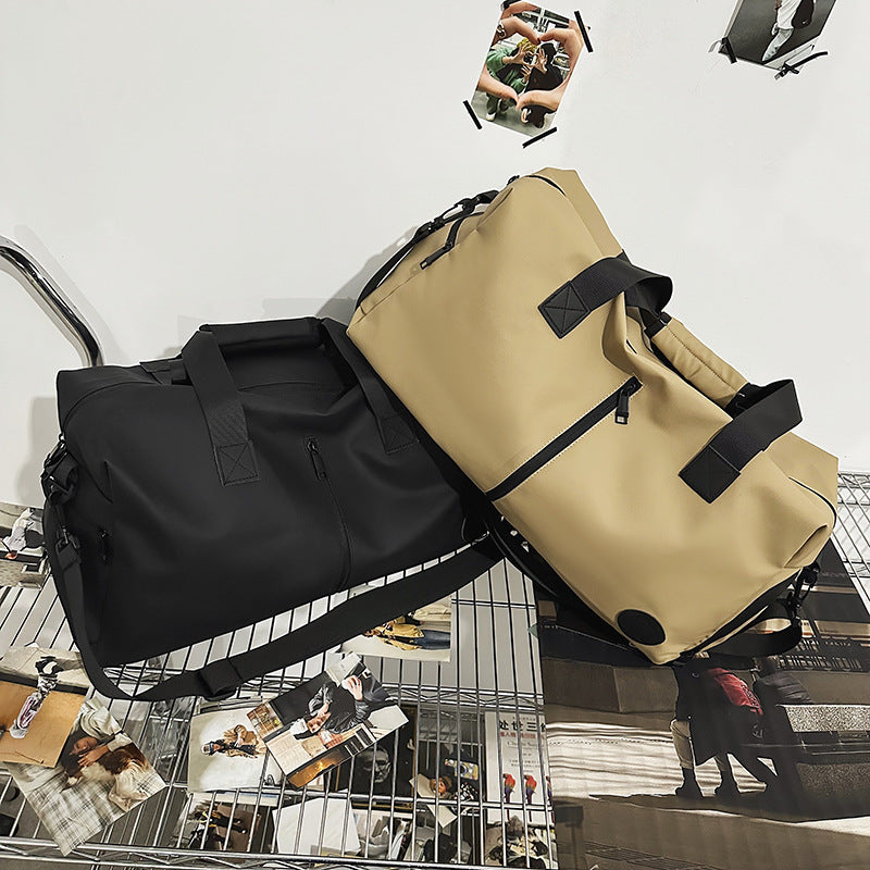 Sporty travel bag with water-repellent material and practical organizer compartments Bowlift