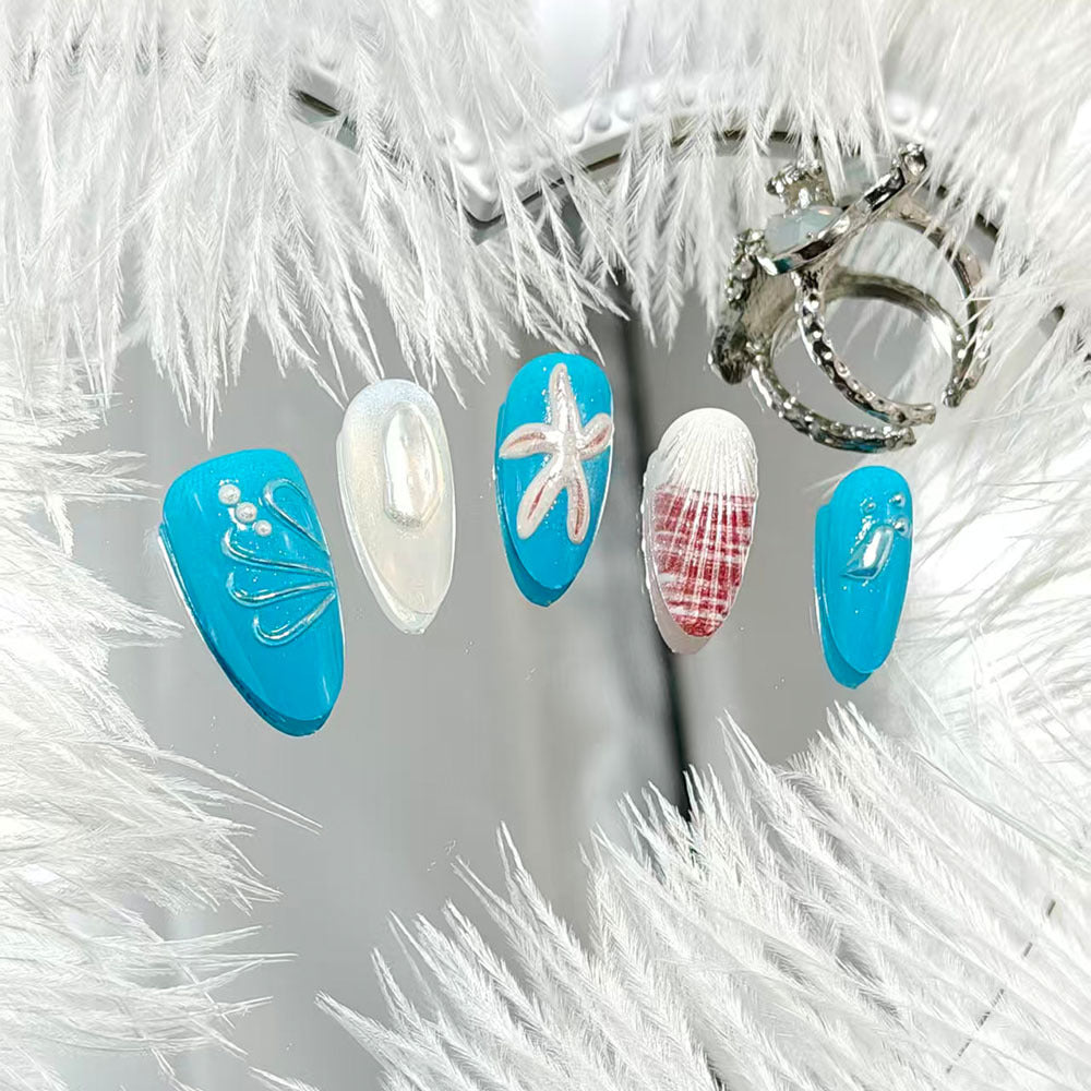 Artificial nails with maritime design Bowlift