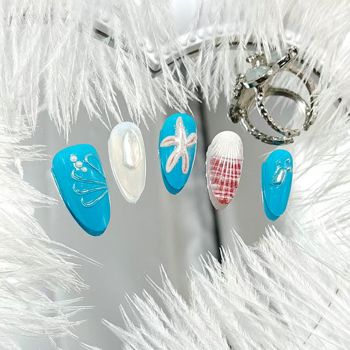Artificial nails with maritime design Bowlift