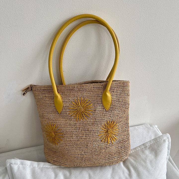 Handcrafted straw bag with geometric pattern Bowlift