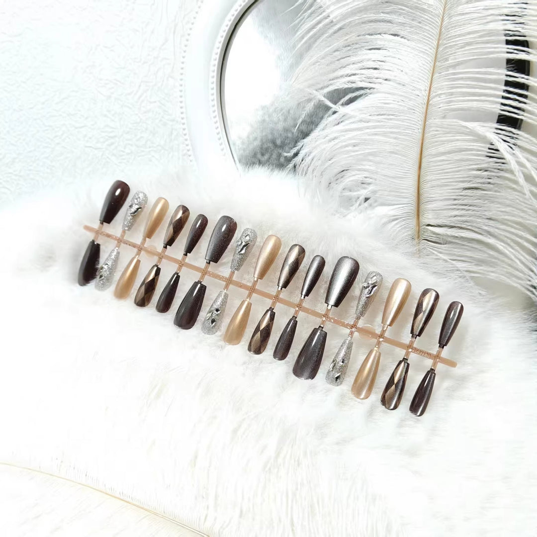 Glamorous Art Nails in Elegant Metallic Look Bowlift