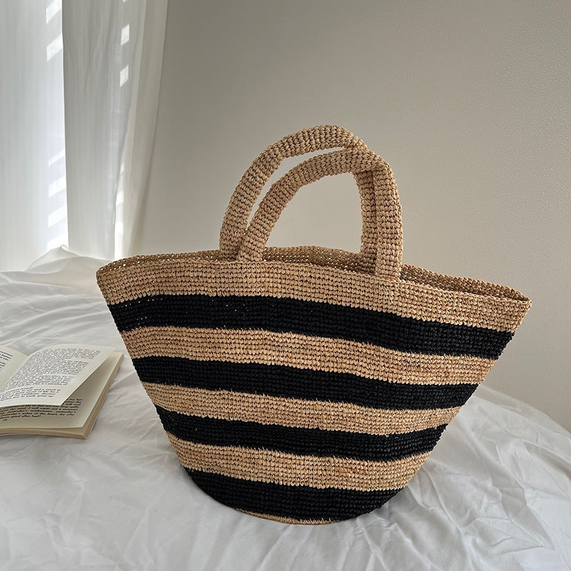 Handcrafted straw bag with geometric pattern Bowlift