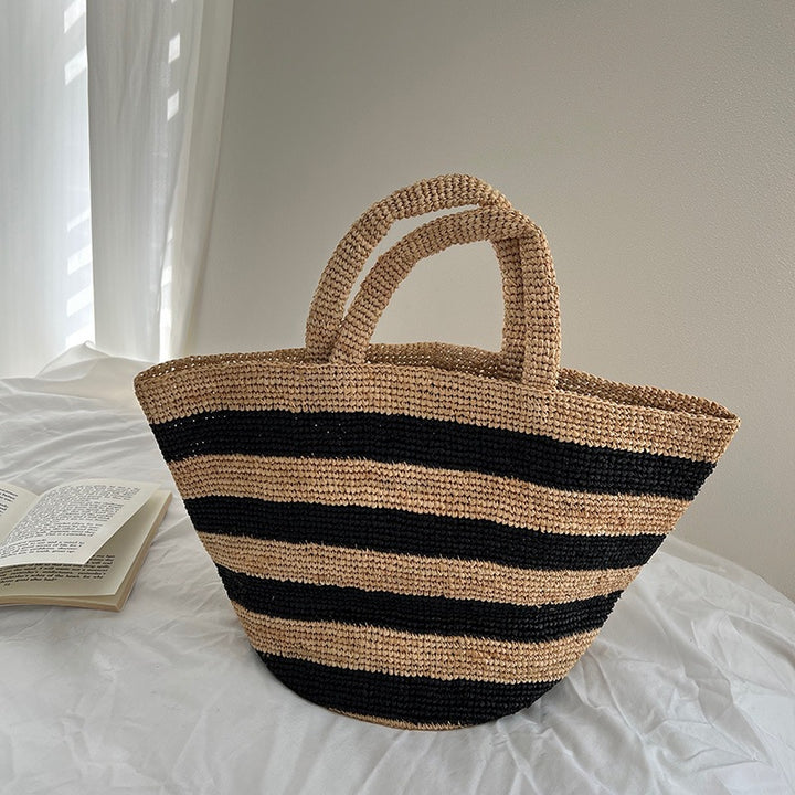 Handcrafted straw bag with geometric pattern Bowlift