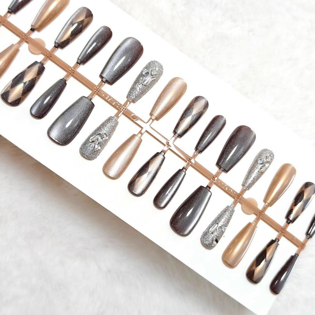 Glamorous Art Nails in Elegant Metallic Look Bowlift