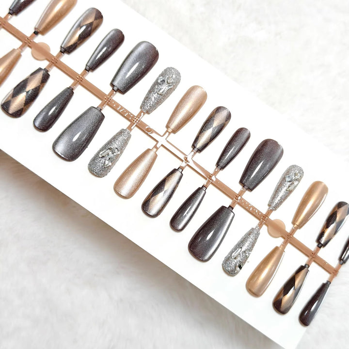 Glamorous Art Nails in Elegant Metallic Look Bowlift