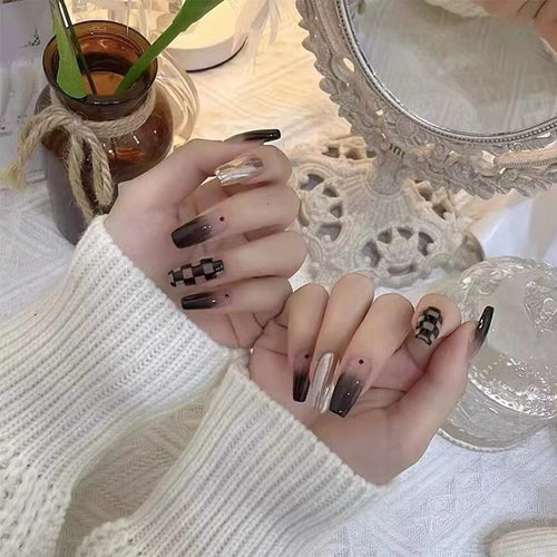 Nail art set with graphic patterns and elegant finish Bowlift