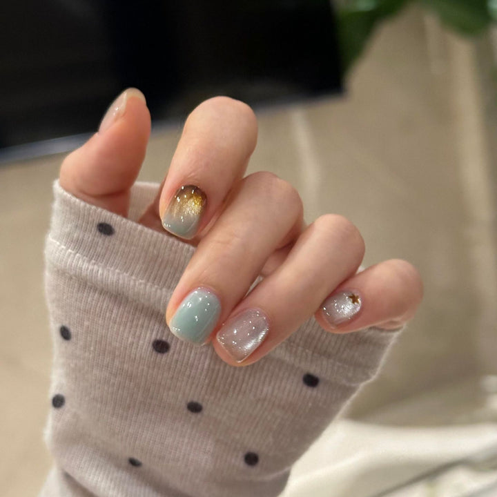 Artificial nail tips with gloss finish Bowlift