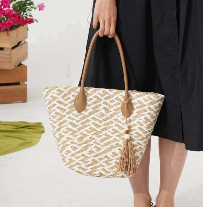 Bast tote bag with stylish zigzag pattern and leather handles Bowlift
