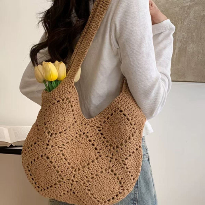 Handbag made of braided natural material with tassel details Bowlift