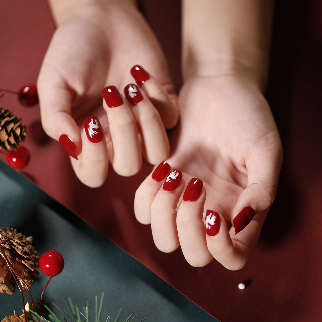 Elegant artificial nails with golden accents and floral design Bowlift