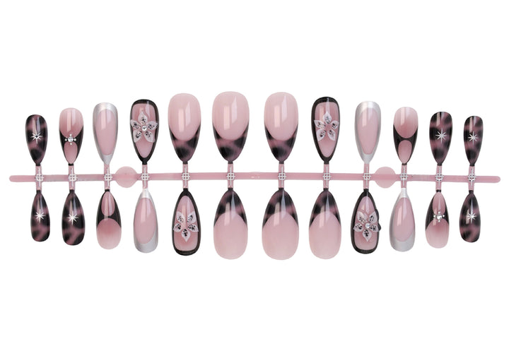 Artificial nail set with elegant tips and trendy accents Bowlift