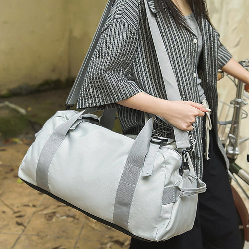 Sporty Travel Bag Made of Durable Material with Adjustable Shoulder Strap Bowlift