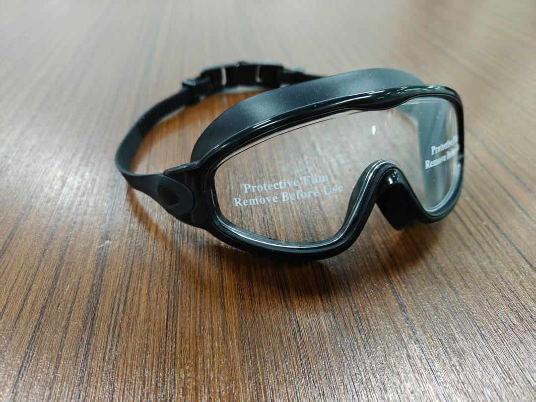 Diving mask with wide field of view and magnet holder Bowlift