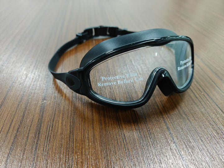 Diving mask with wide field of view and magnet holder Bowlift