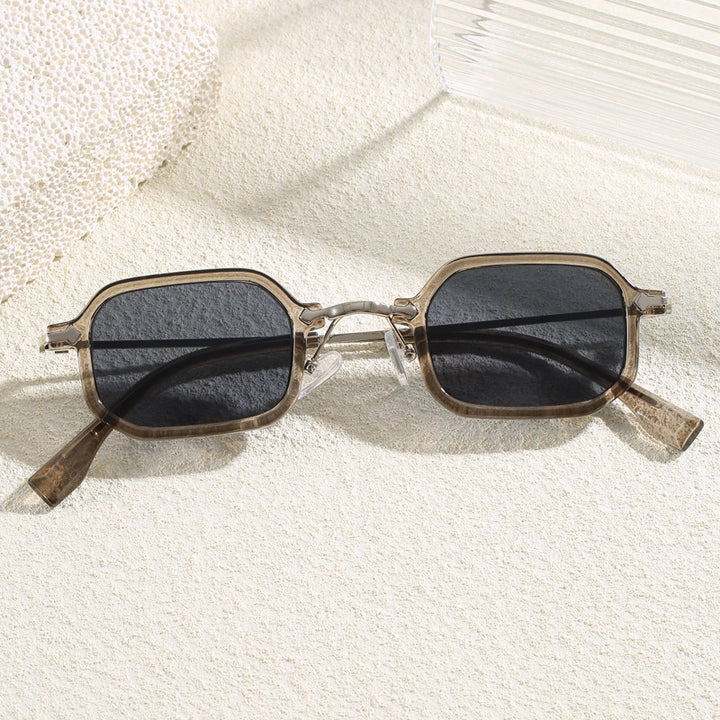 Fashionable Oversized Sunglasses in Modern Design Bowlift
