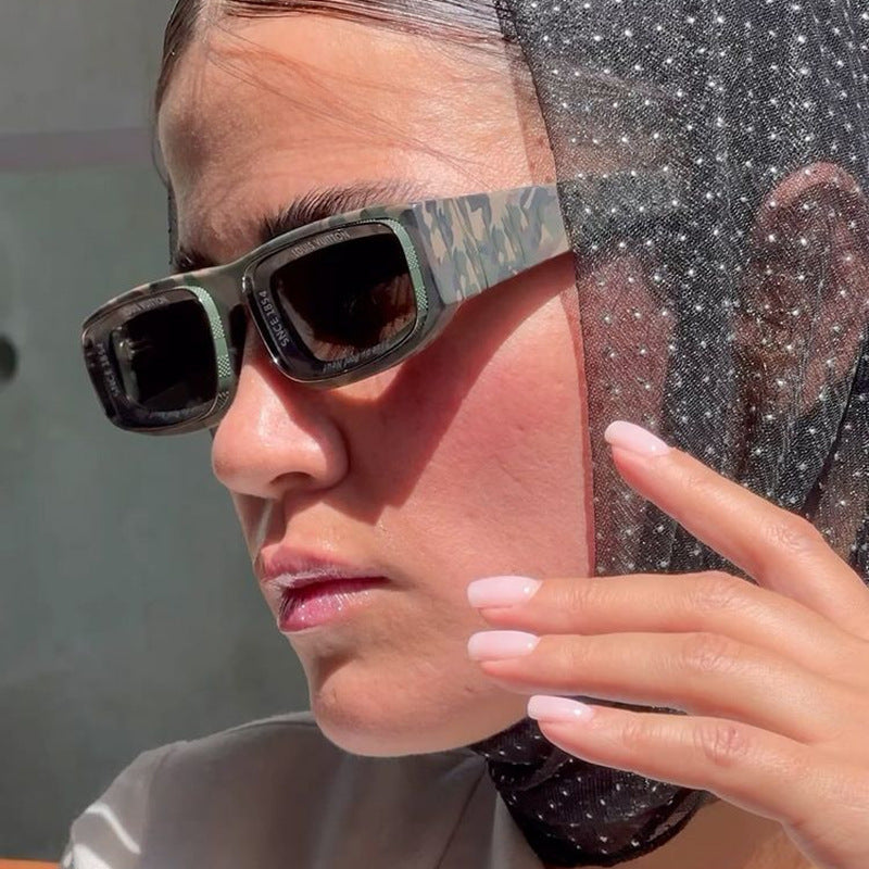 Ladies trendy rectangular sunglasses with elegant color play Bowlift