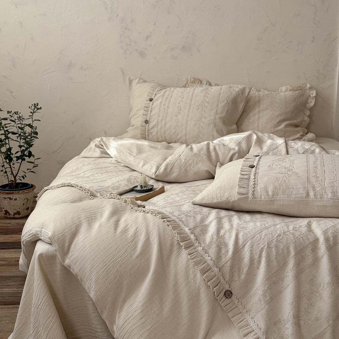 Linen-look bedding set with ruffles and button closure