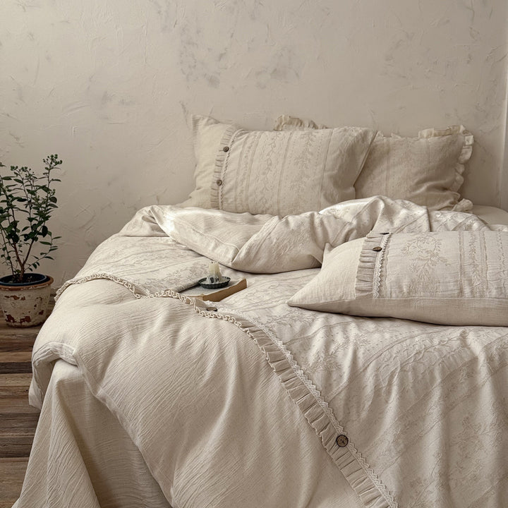 Linen-look bedding set with ruffles and button closure
