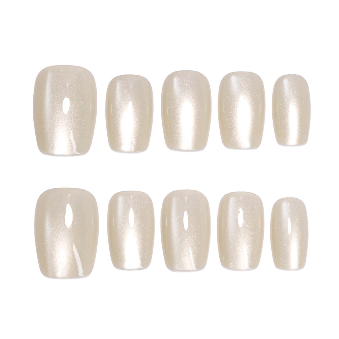 Nail extensions in an elegant look Bowlift