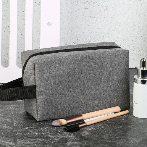 Cosmetic travel case with sturdy zipper Bowlift