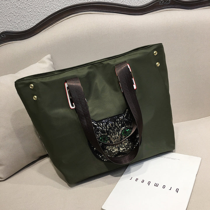 Stylish shoulder bag with unique cat motif Bowlift