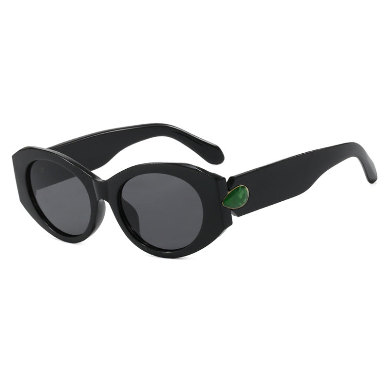 Women elegant sunglasses with stylish contours Bowlift