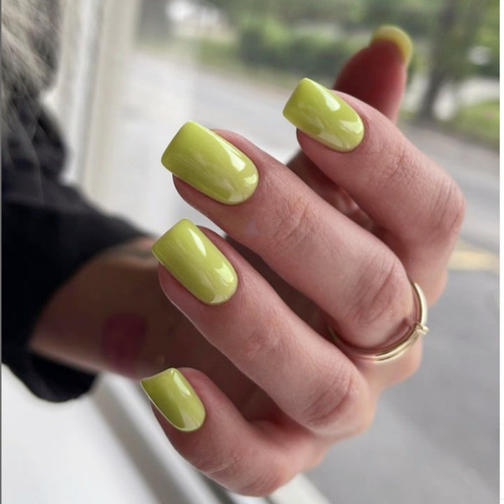 Glossy Press-On Nail Set with Almond Shape Bowlift