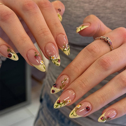Artificial nail set with delicate flower and ladybird pattern Bowlift