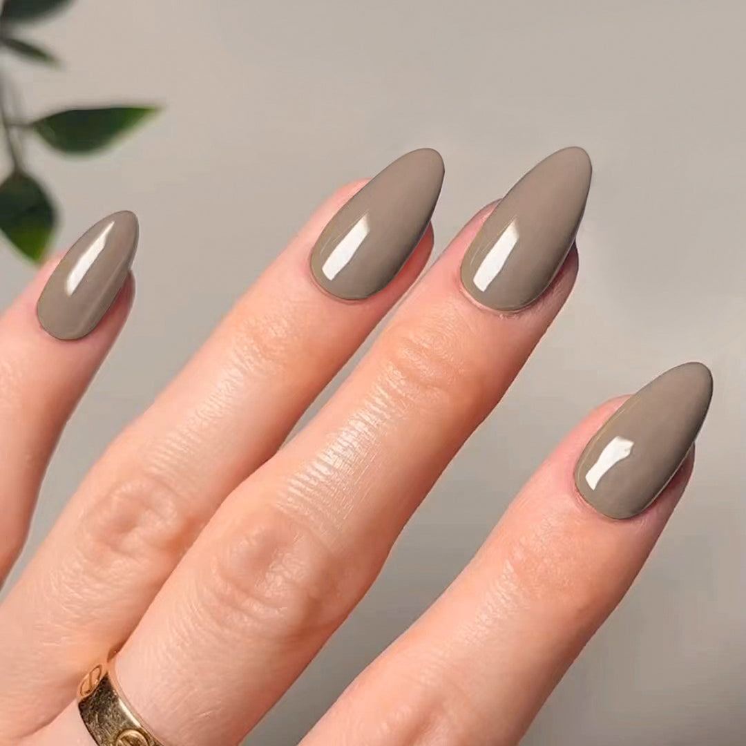 Artistic stiletto nails with elegant high-gloss finish Bowlift