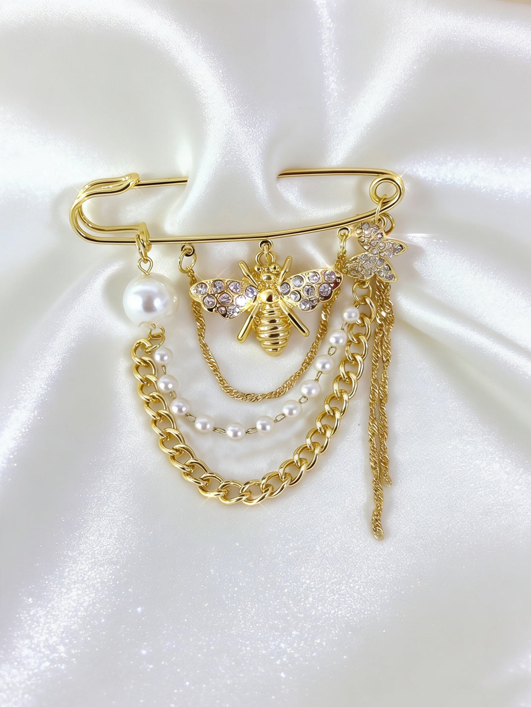 Elegant safety pin with pearls and crystals Bowlift