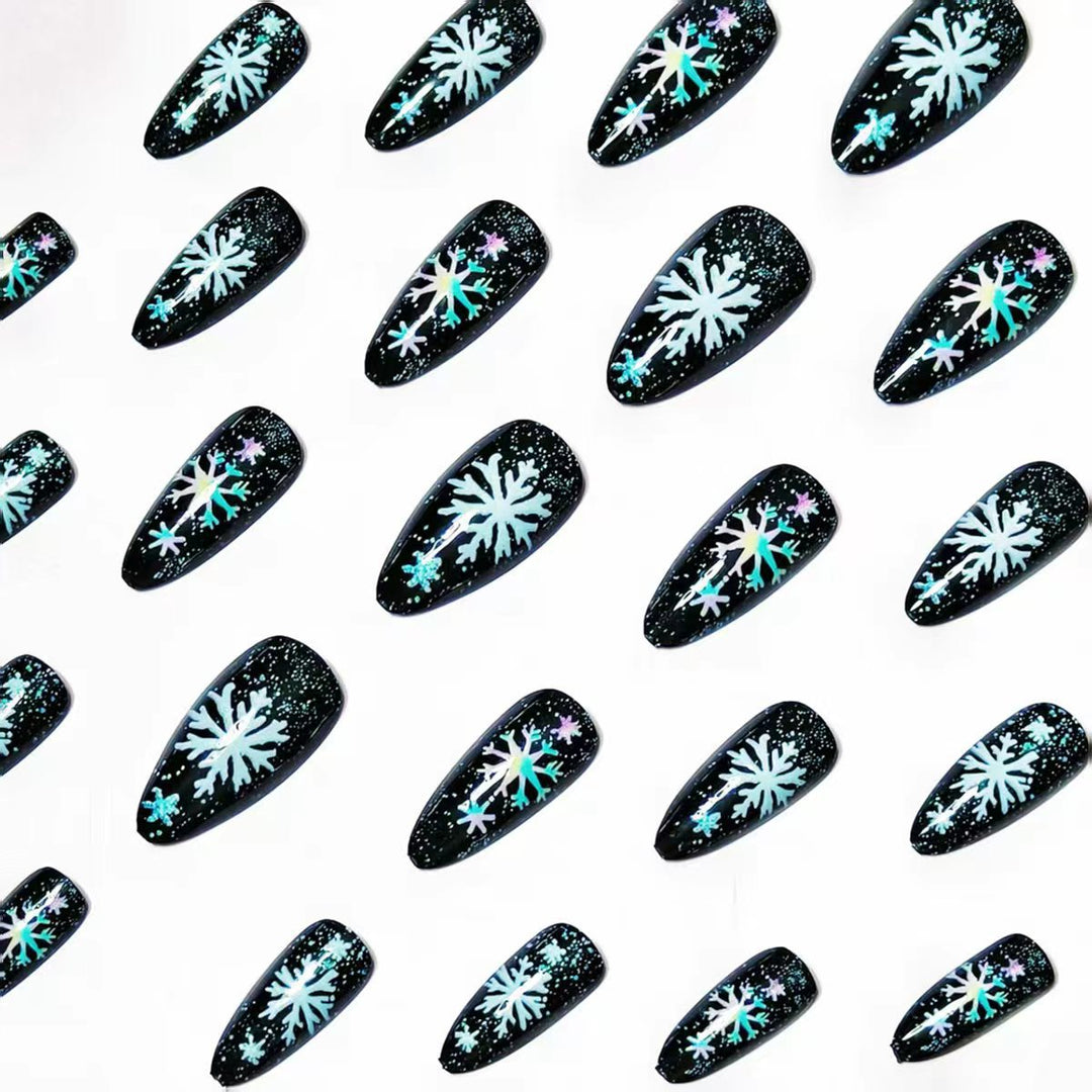 Artificial nails with shimmering snow crystal motif Bowlift
