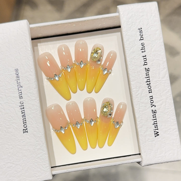 Artificial nails with luxurious glitter and gradient color Bowlift