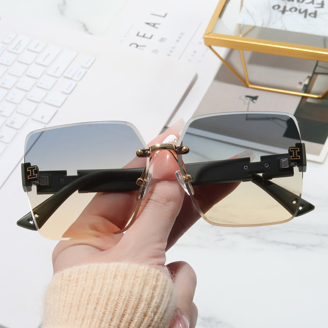 Women's oversized square sunglasses with stylish accents Bowlift