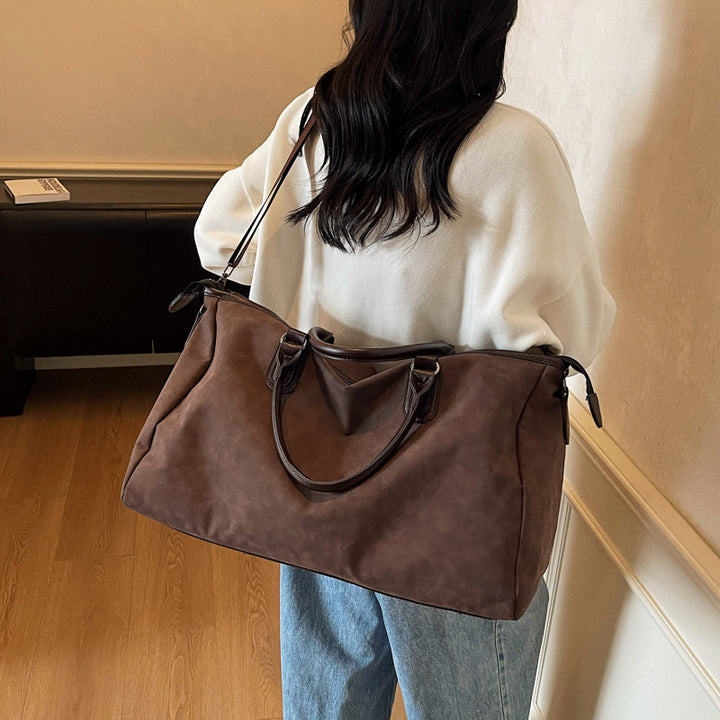 Leisure travel bag with durable material and multiple compartments Bowlift
