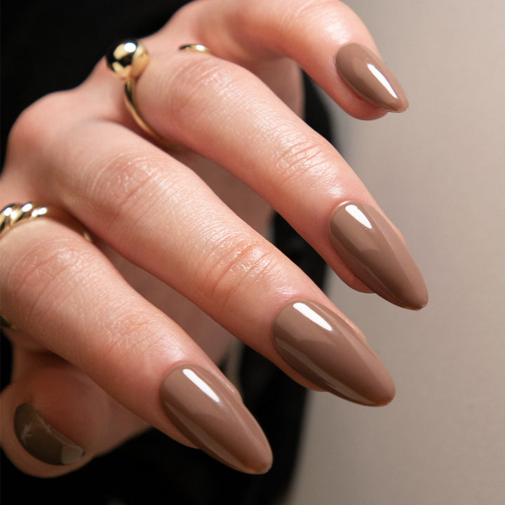 elegant Stiletto nails in high gloss finish Bowlift