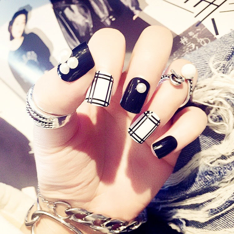 Artificial nails in modern check pattern Bowlift