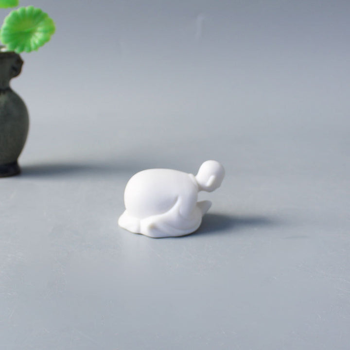 Decorative porcelain figure Bowlift