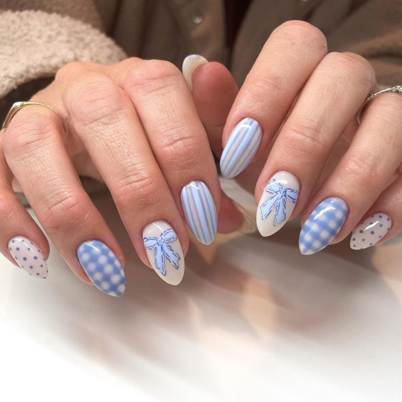 Artificial nail art with playful dots and bows Bowlift