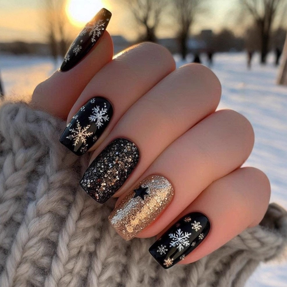 Festive artificial nails in Christmas design Bowlift
