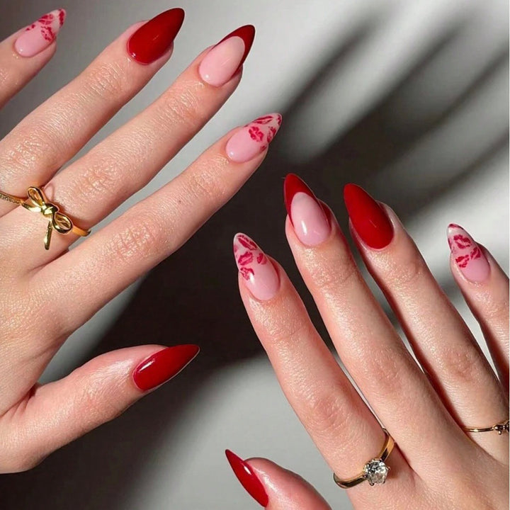 Artificial nail set with elegant kiss motif and glamorous finish Bowlift