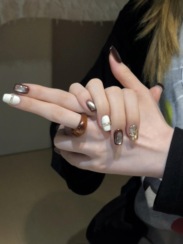 Artificial nails with elegant glitter pattern Bowlift