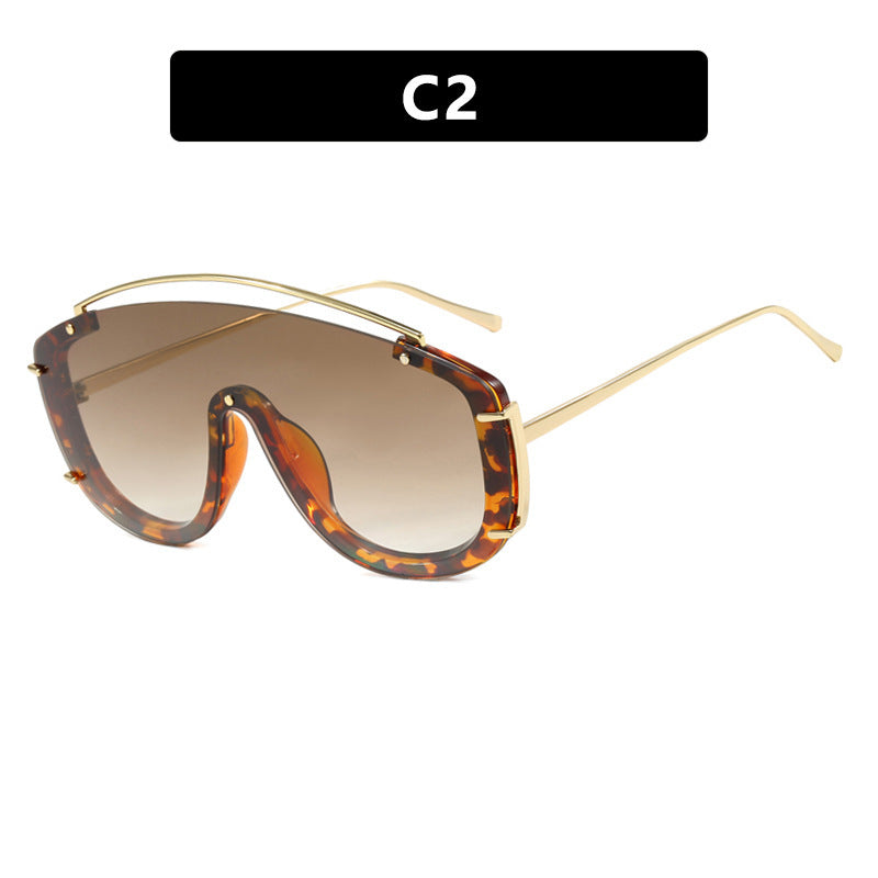 Women's masculine sunglasses with fashionable gradients and golden details Bowlift