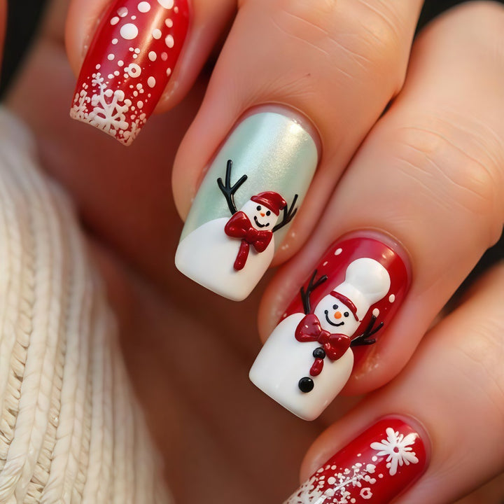 Artificial nails with festive Christmas designs Bowlift