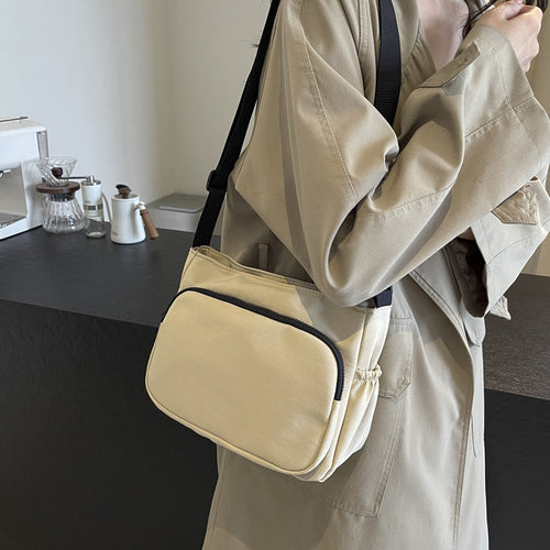 Practical shoulder bag with versatile storage compartments Bowlift