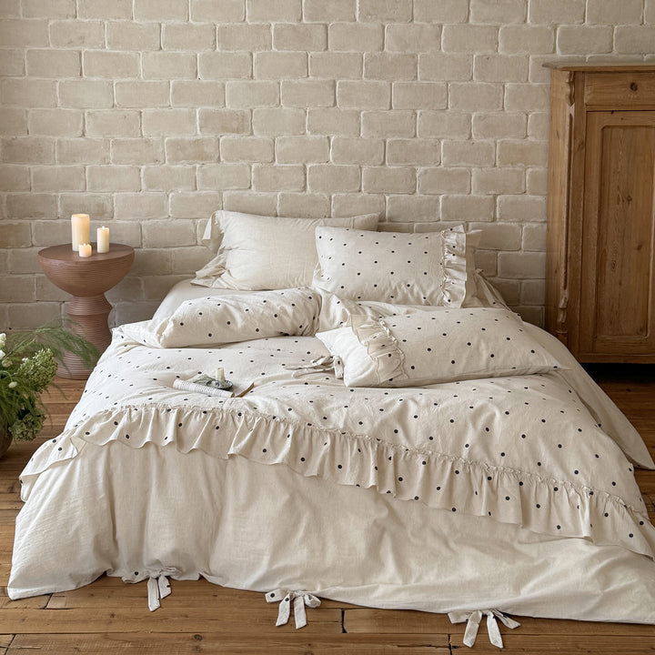 Bedding set in linen look with ruffle, ties and polka dot pattern